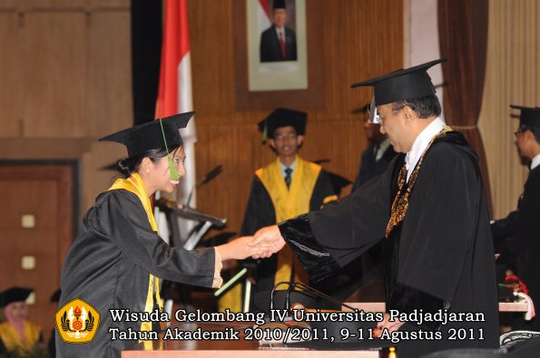 wisuda-fk-oleh-rektor-195