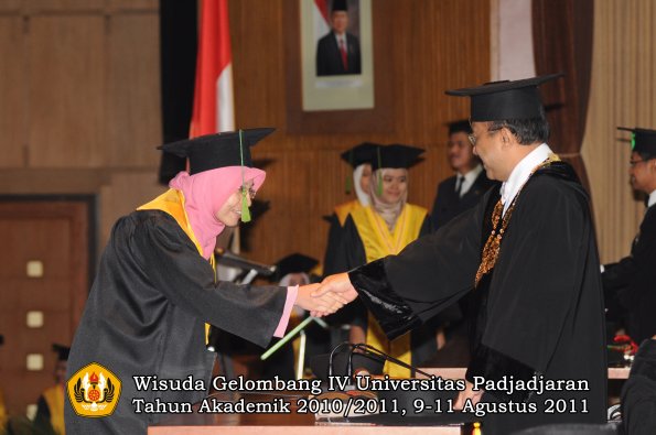 wisuda-fk-oleh-rektor-199