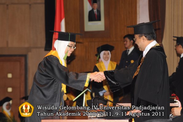 wisuda-fk-oleh-rektor-202