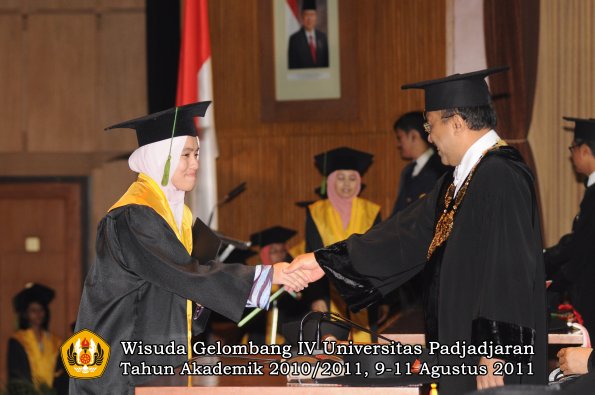wisuda-fk-oleh-rektor-203