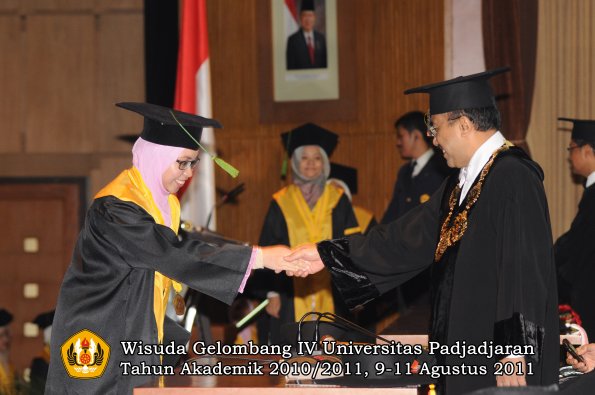 wisuda-fk-oleh-rektor-209