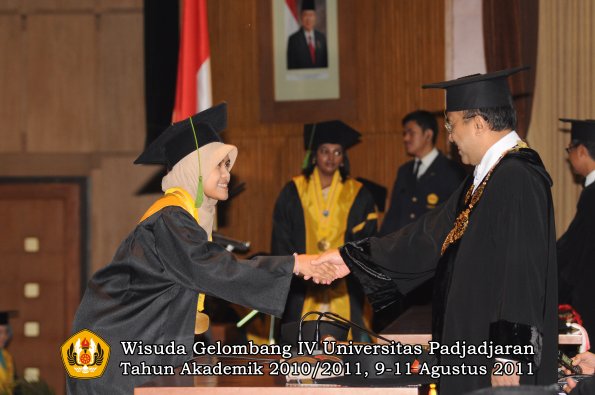wisuda-fk-oleh-rektor-217
