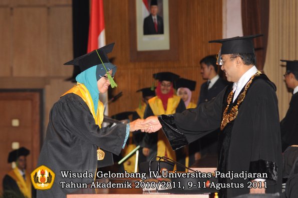 wisuda-fk-oleh-rektor-221