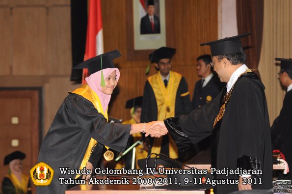 wisuda-fk-oleh-rektor-223