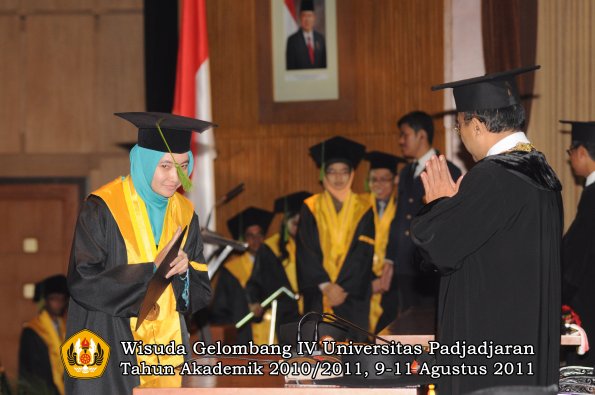 wisuda-fk-oleh-rektor-225