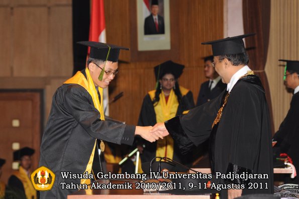 wisuda-fk-oleh-rektor-227