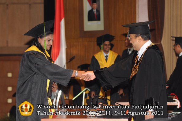 wisuda-fk-oleh-rektor-228