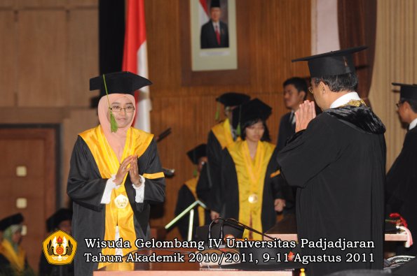 wisuda-fk-oleh-rektor-230