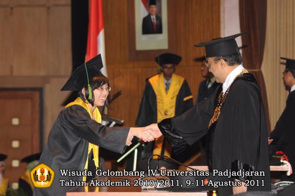 wisuda-fk-oleh-rektor-231