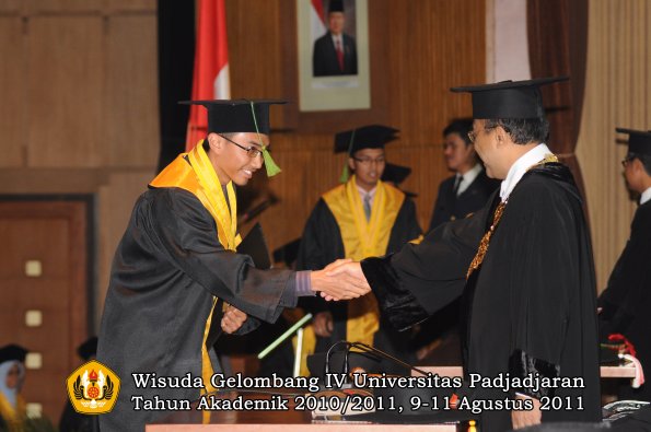 wisuda-fk-oleh-rektor-233