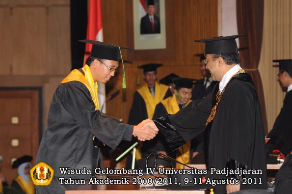 wisuda-fk-oleh-rektor-234