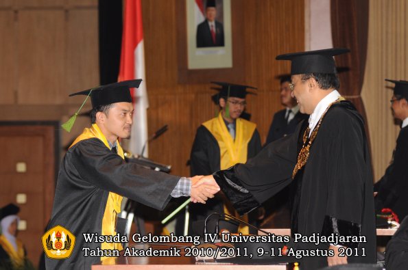 wisuda-fk-oleh-rektor-235