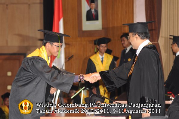 wisuda-fk-oleh-rektor-236