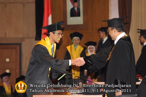 wisuda-fk-oleh-rektor-237