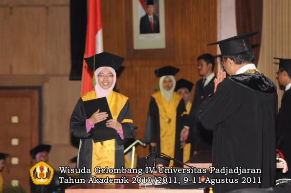 wisuda-fk-oleh-rektor-239