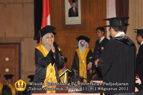 wisuda-fk-oleh-rektor-241