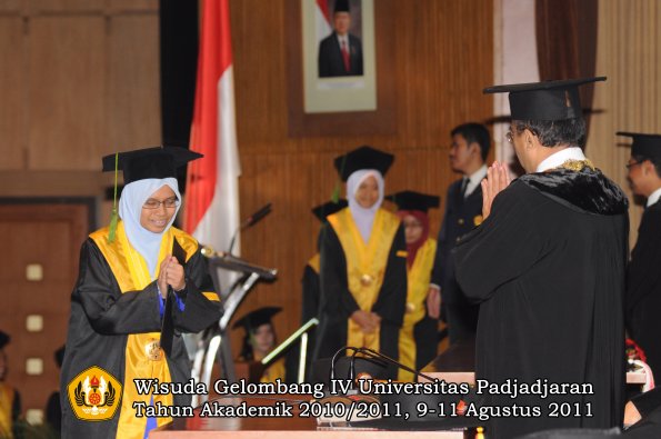 wisuda-fk-oleh-rektor-242