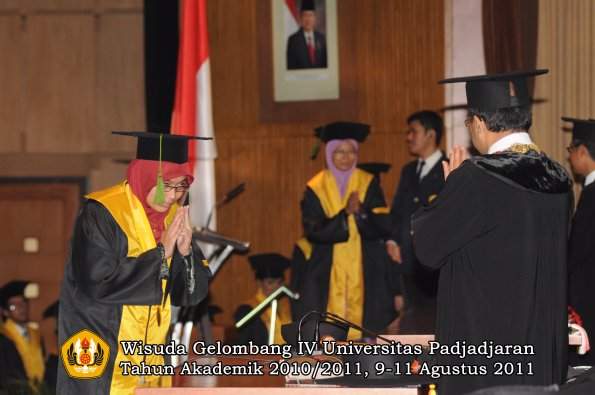 wisuda-fk-oleh-rektor-244