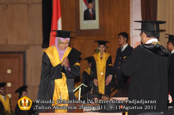 wisuda-fk-oleh-rektor-245