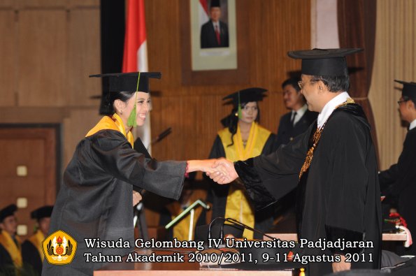 wisuda-fk-oleh-rektor-246