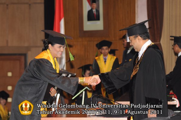 wisuda-fk-oleh-rektor-248