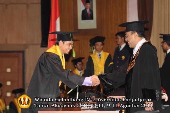 wisuda-fk-oleh-rektor-249