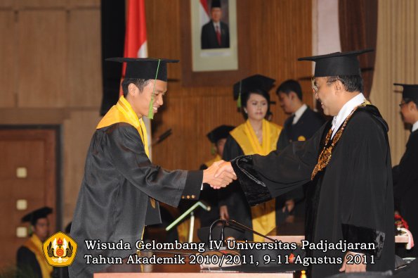 wisuda-fk-oleh-rektor-250