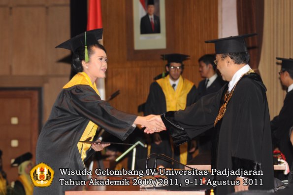 wisuda-fk-oleh-rektor-251