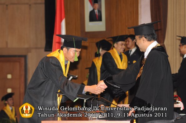 wisuda-fk-oleh-rektor-253