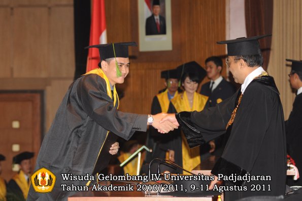 wisuda-fk-oleh-rektor-254