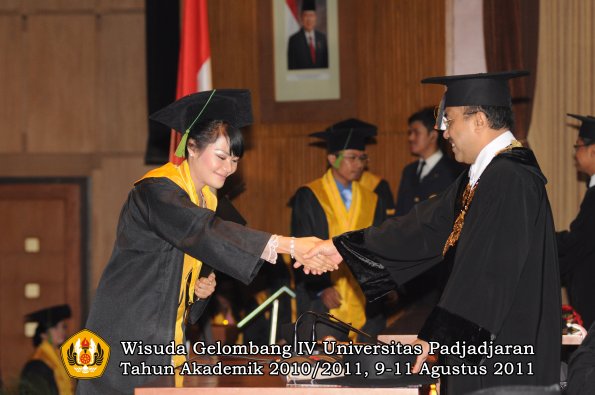 wisuda-fk-oleh-rektor-255