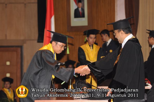 wisuda-fk-oleh-rektor-256