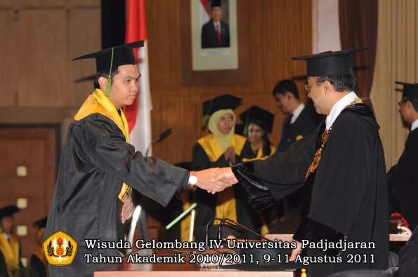 wisuda-fk-oleh-rektor-257