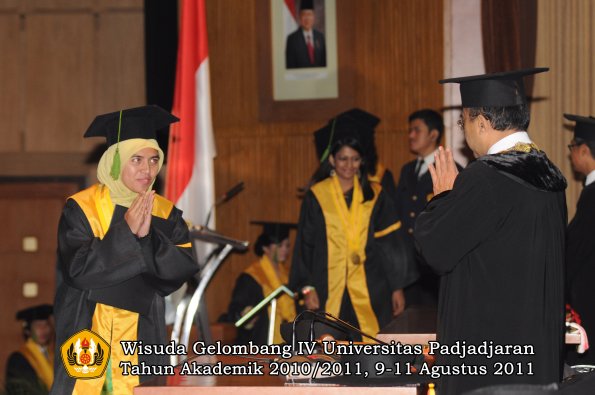 wisuda-fk-oleh-rektor-258