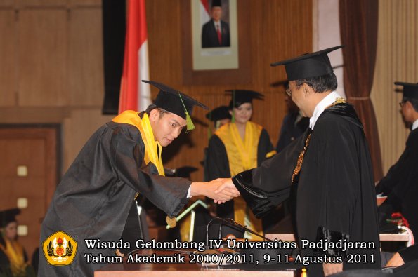 wisuda-fk-oleh-rektor-261