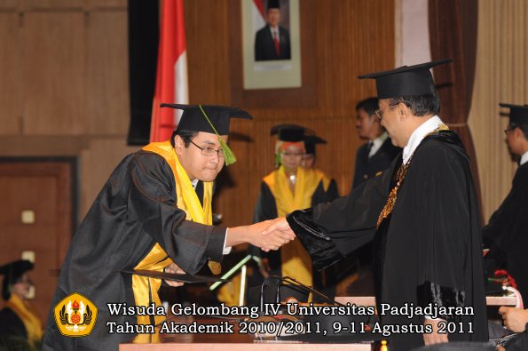 wisuda-fk-oleh-rektor-263