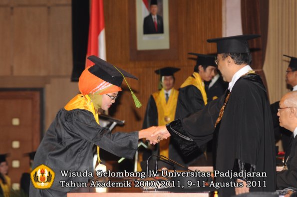 wisuda-fk-oleh-rektor-264