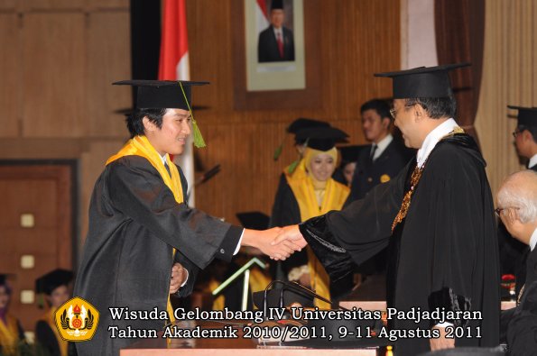 wisuda-fk-oleh-rektor-266