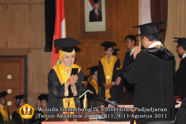 wisuda-fk-oleh-rektor-267