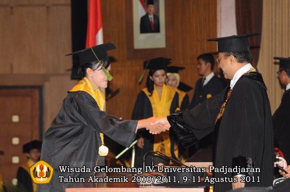 wisuda-fk-oleh-rektor-268