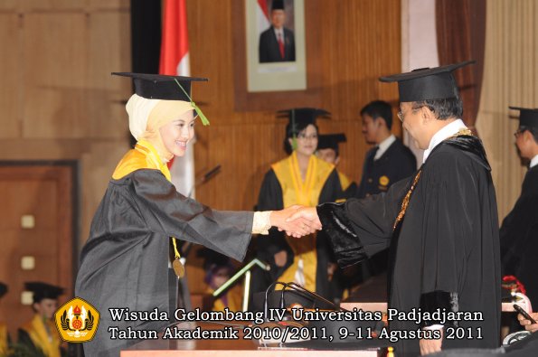 wisuda-fk-oleh-rektor-270