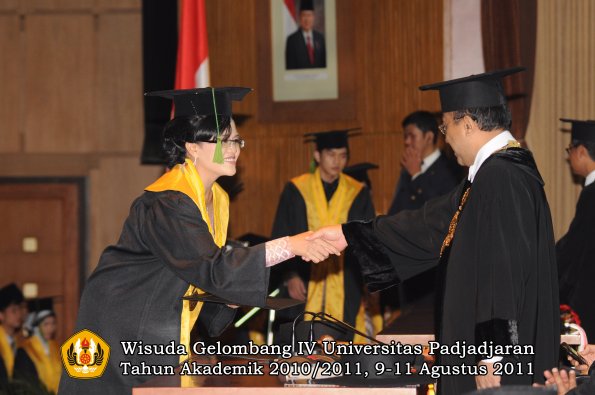 wisuda-fk-oleh-rektor-271