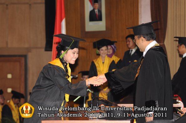 wisuda-fk-oleh-rektor-273