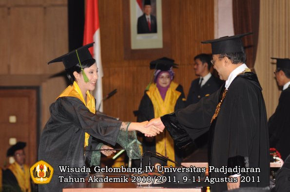 wisuda-fk-oleh-rektor-274