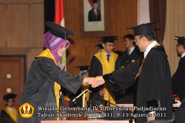 wisuda-fk-oleh-rektor-275