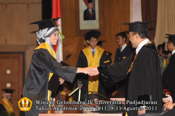 wisuda-fk-oleh-rektor-279