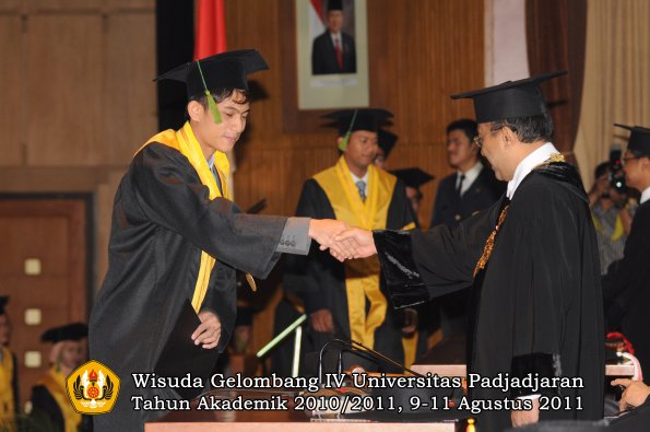 wisuda-fk-oleh-rektor-280