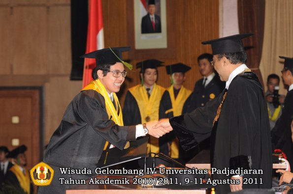 wisuda-fk-oleh-rektor-283