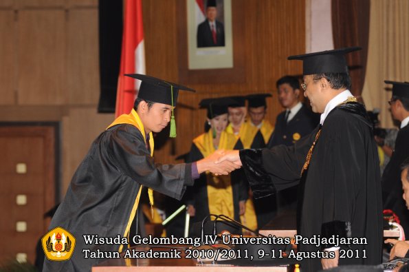 wisuda-fk-oleh-rektor-285