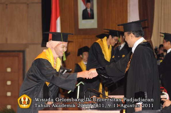 wisuda-fk-oleh-rektor-287